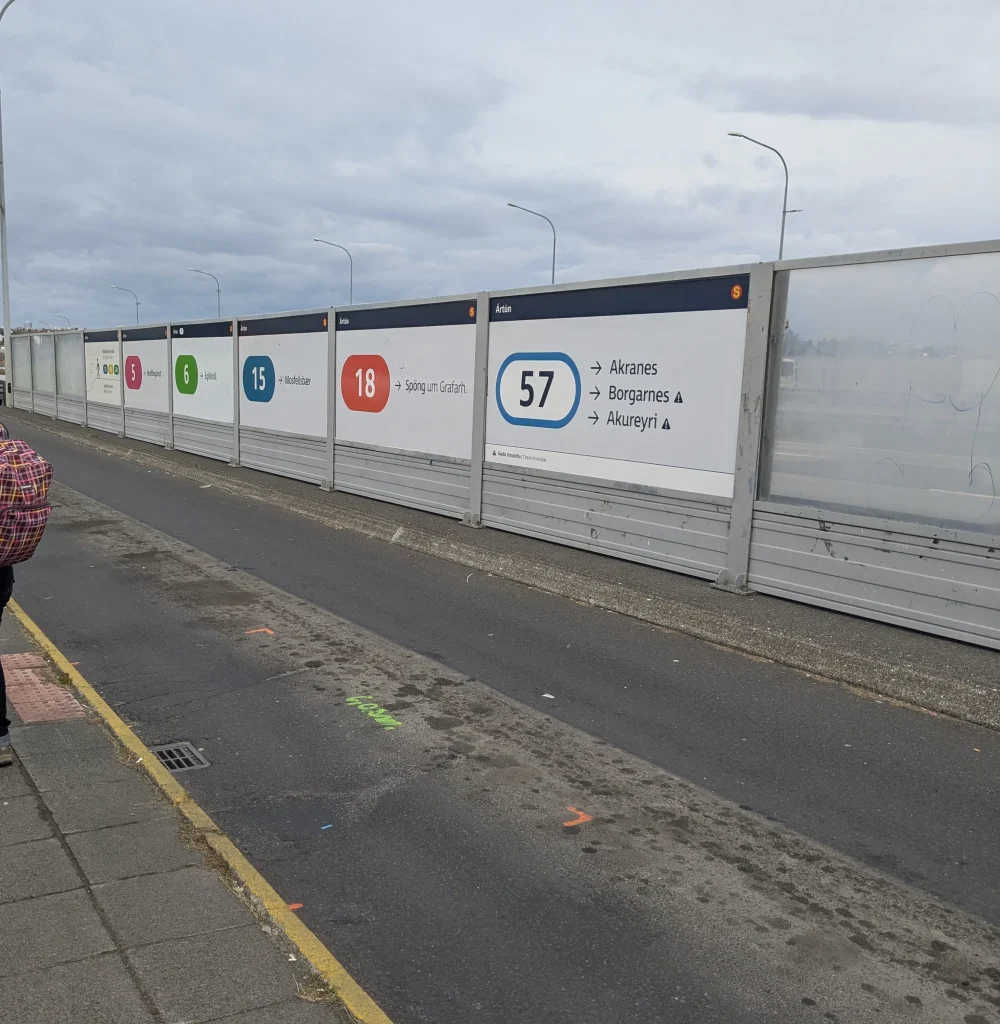 Estelle Lyan-arrêt de bus-reykjavik L'arrête de bus sur la rocade de Reykjavik