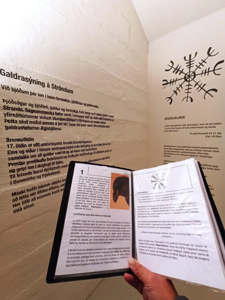 EstelleLyan-intérieur du musée Explication au musée de la sorcellerie à Hòlmavík