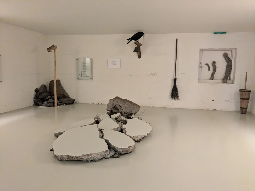 EstelleLyan-musée-de-la-sorcellerie-intérieur L'intérieur du musée de la sorcellerie à Hòlmavík