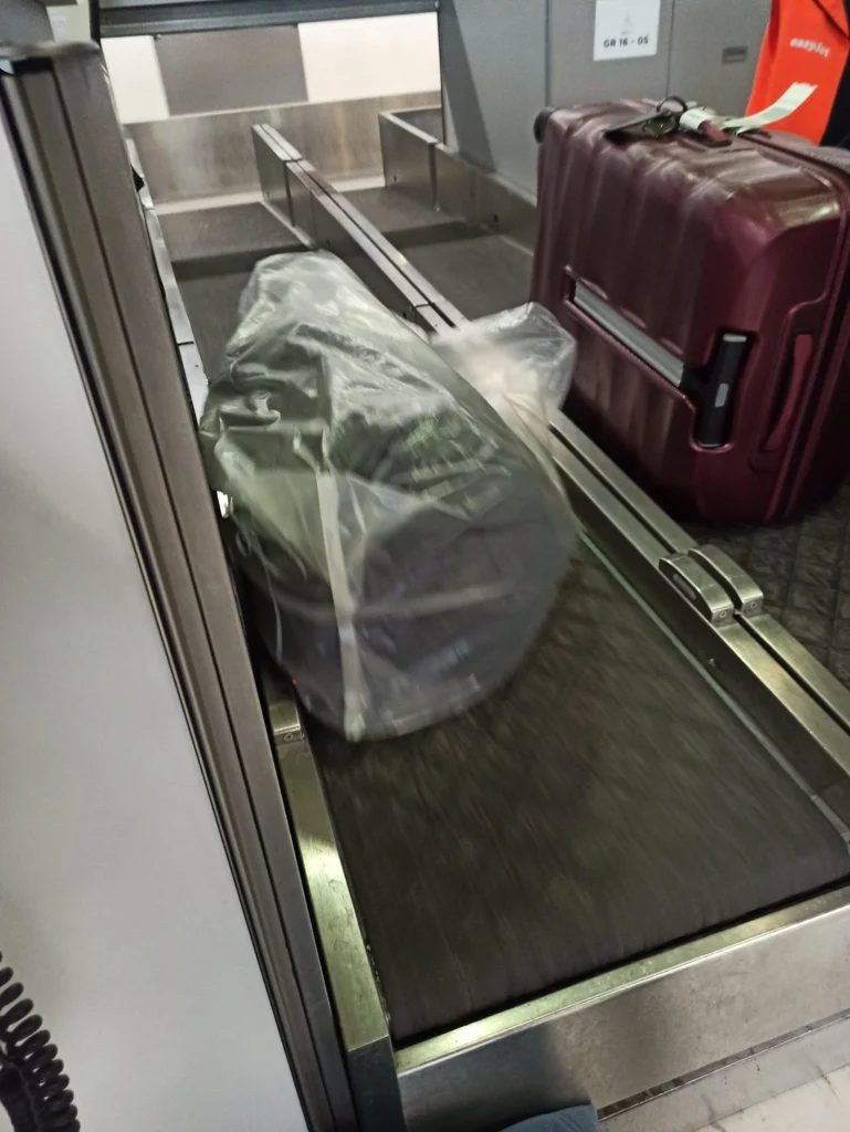 EstelleLyan-notresacsenregistre Enregistrement sur sac à l'aéroport